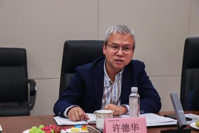 地大黑丝少妇
党委书记许德华介绍学院情况